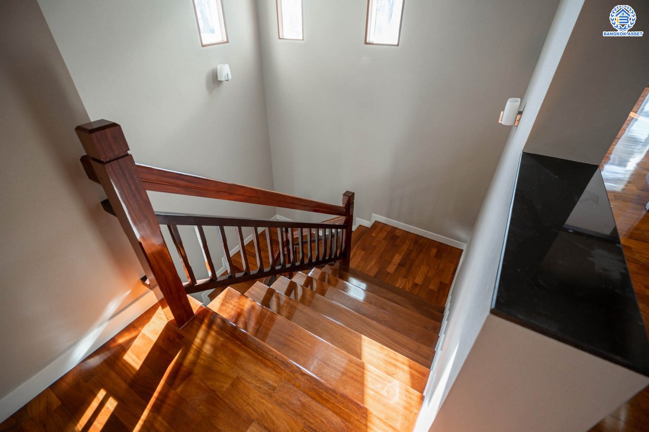 บ้านมือสองตกแต่งใหม่ ดีไซน์สวย โครงการ ซันไรซ์กรีน นวมินทร์ เนื้อที่ 75 ตร.ว. พื้นที่ใช้สอยมากถึง 338 ตร.ม. พร้อมฟังก์ชัน 4 ห้องนอน 4 ห้องน้ำ 1 ห้องแม่บ้าน จอดรถได้ 2 คัน รองรับทุกกิจกรรม บนทำเลเชื่อมต่อหลายเส้นทาง ใกล้รถไฟฟ้าสายสีชมพู "สถานีรามอินทรา" และจุดขึ้นทางด่วน "เอกมัย-รามอินทรา"